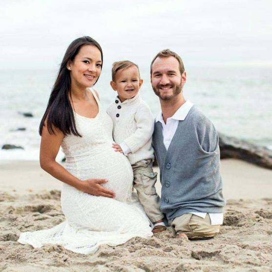 nick-vujicic-family-pictures